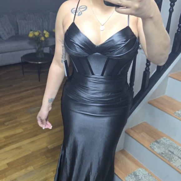 Elegant Black Evening Gown - Picture 5 of 6